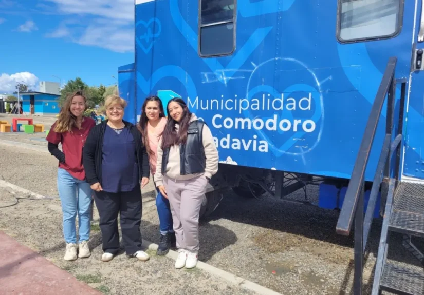 En el tráiler de salud entregan unos 30 turnos por día para cada especialista