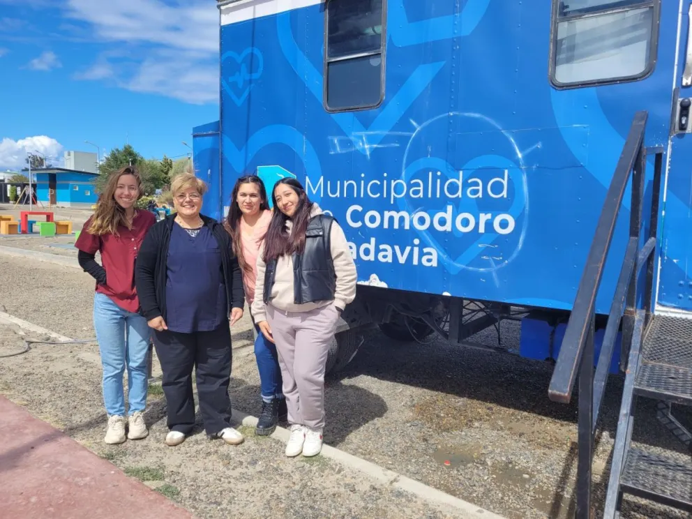 En el tráiler de salud entregan unos 30 turnos por día para cada especialista
