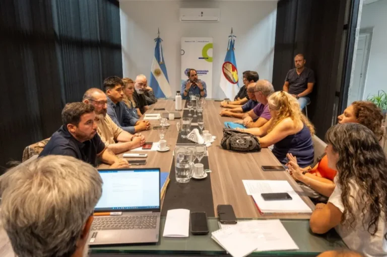 El Municipio consolida diálogo con los vecinos de los barrios afectados por el desplazamiento del Cerro Hermitte 