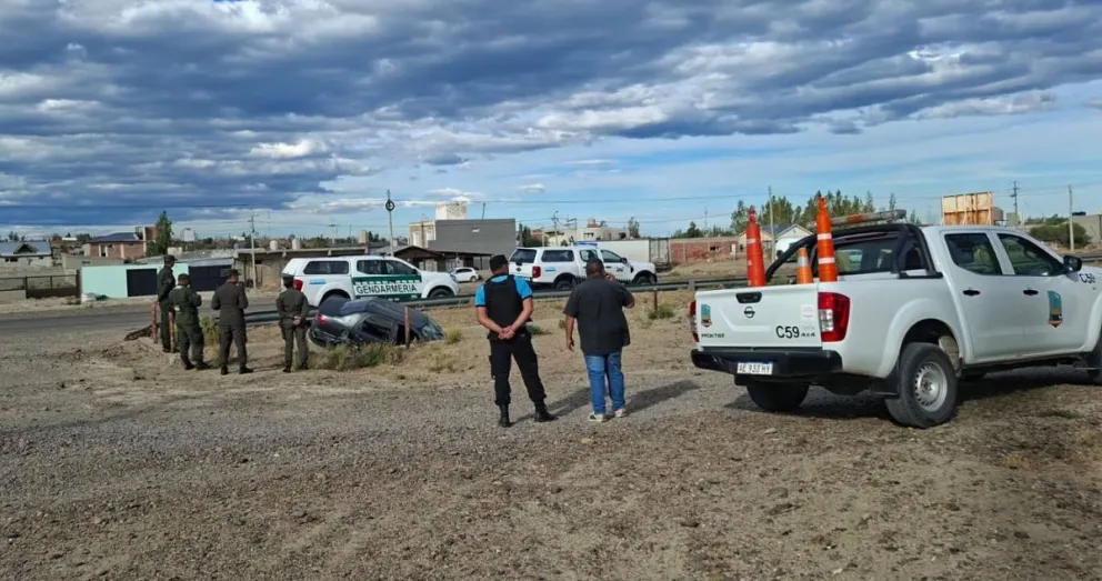 Despiste en Km 14: gendarme con su familia terminaron en un canal evacuador