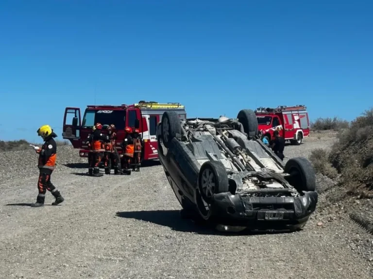 Una mujer perdió el control de su auto y volcó en Playa Magagna