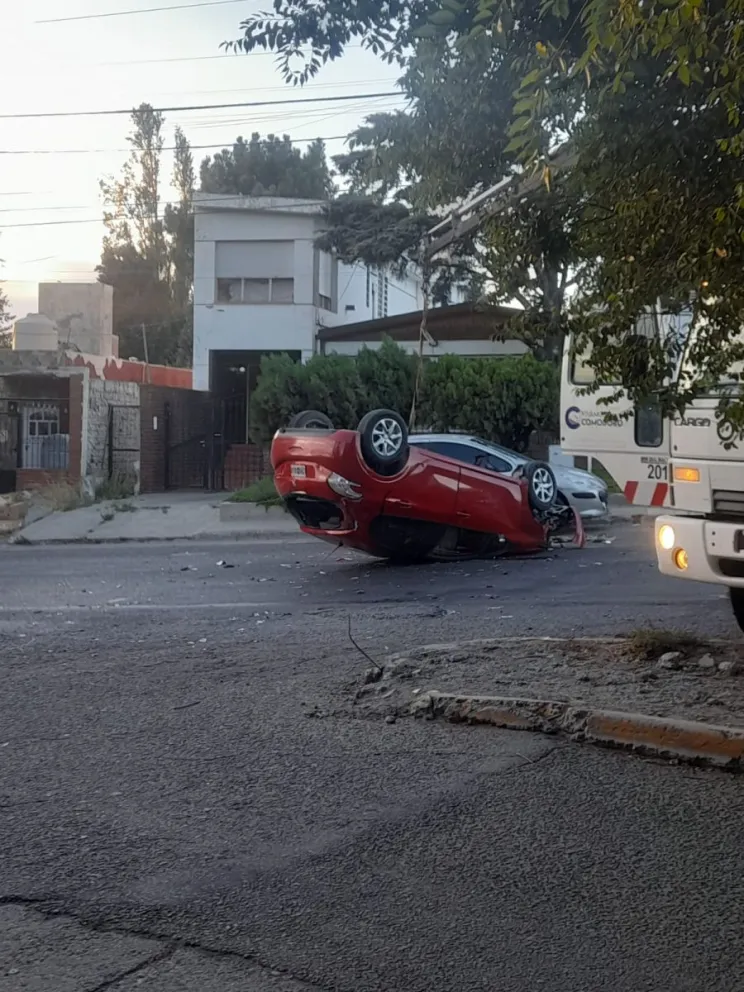 Circulaba a contramano, chocó, volcó y fue hospitalizado