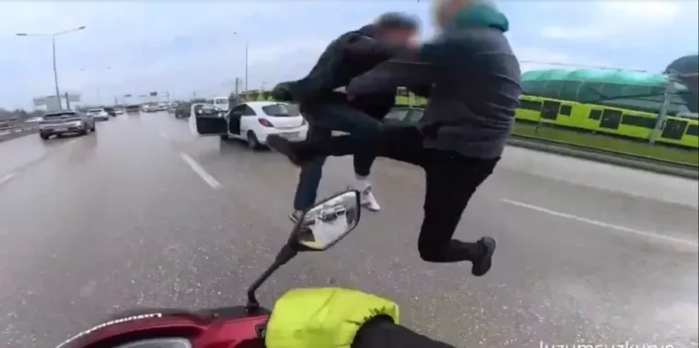 Un delivery intervino y frenó una pelea entre conductores en una autopista de Turquía