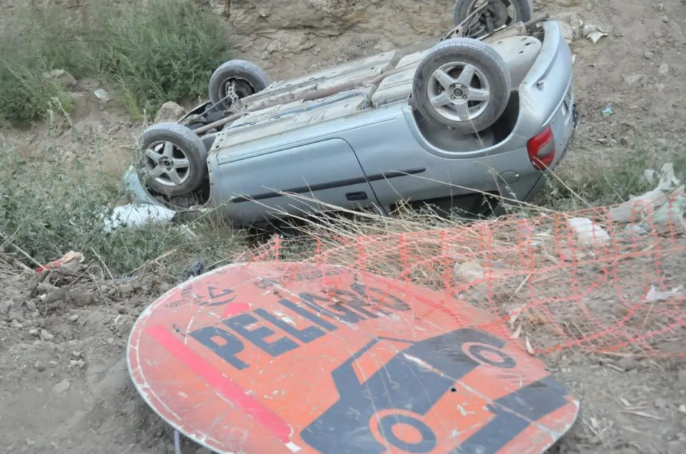 Un automóvil cayó en un zanjón y una joven y un niño resultaron con heridas leves