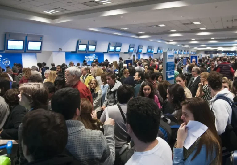 Aerolíneas Argentinas suspendió 255 vuelos por el paro de la CGT y se ven afectados 31.000 usuarios