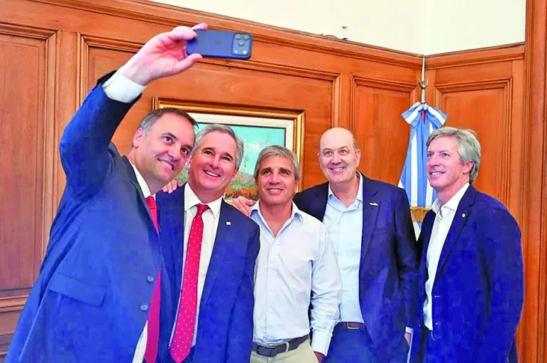 “Esto no es una charla de café, si no vamos a una cervecería”: la chicana de Adorni a un periodista