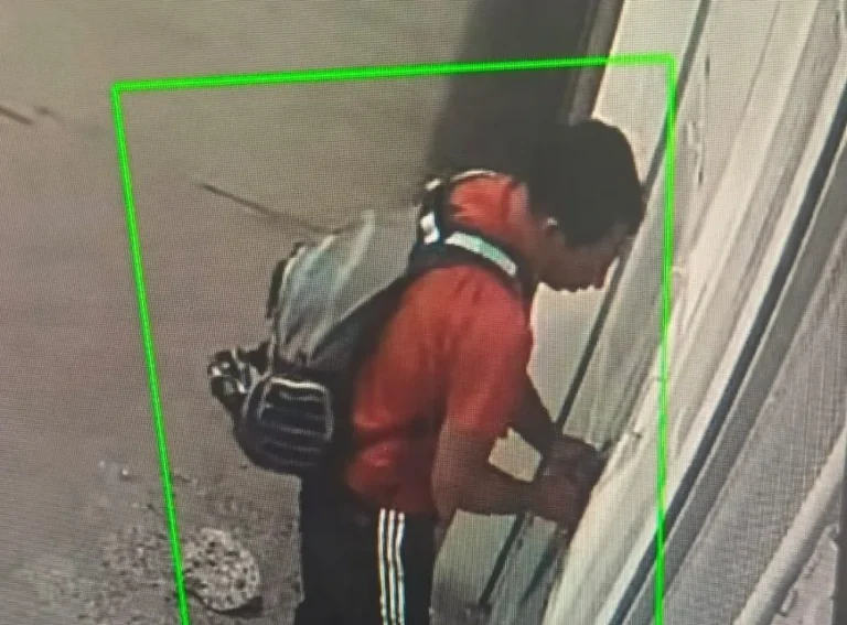 Daño la puerta de ingreso y garita de seguridad de un supermercado y fue aprehendido