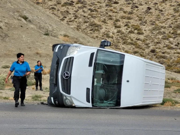 Perdió el control, cruzó de carril y volcó en el Camino Centenario