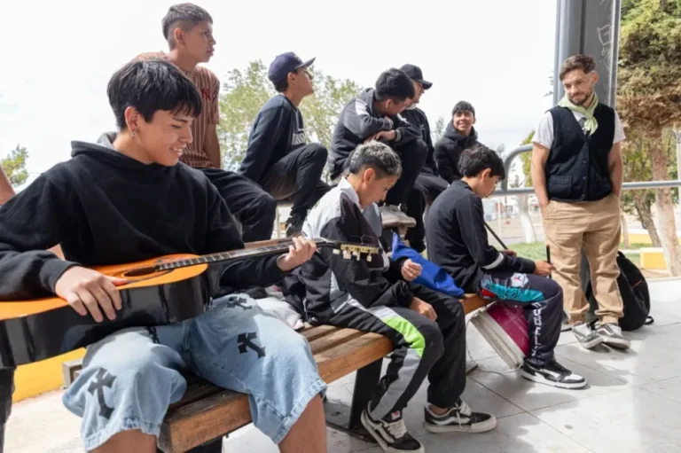 La Esquina concretó una jornada de peña para reforzar la identidad cultural en la Plaza Carlos Gardel