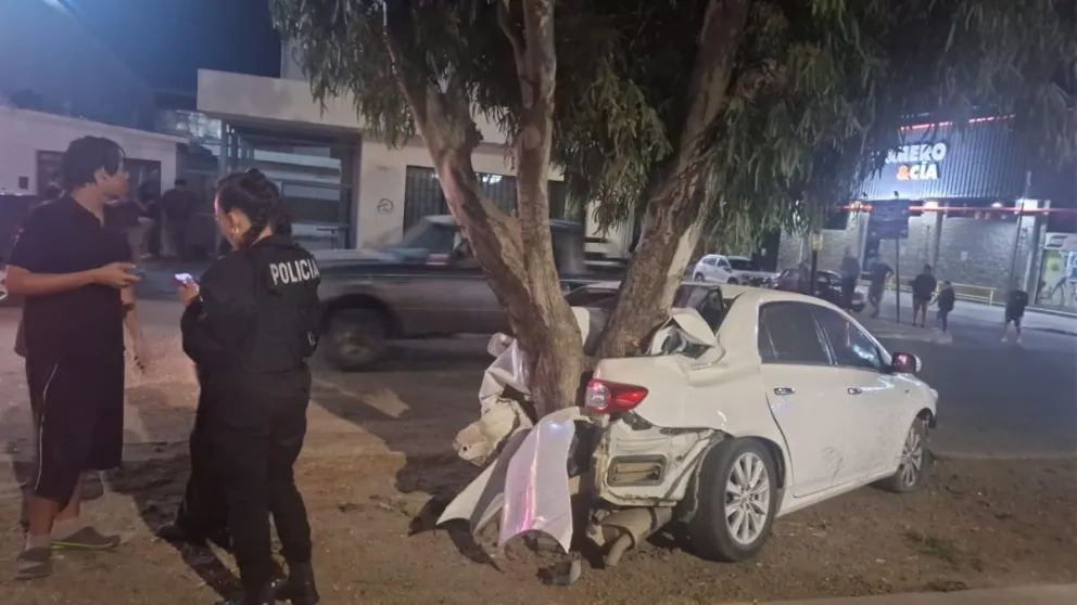 Un vehículo terminó chocando contra un árbol al esquivar a un motociclista