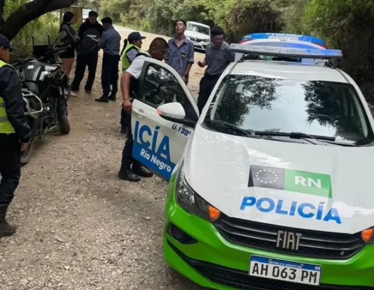 Policía rescató a dos turistas que quedaron atrapados en el lago Moreno