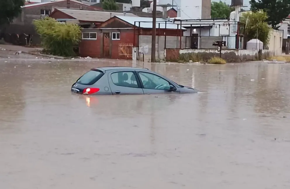 Por intensas lluvias en Puerto Deseado Bomberos desplegó un operativo en distintos puntos de la ciudad