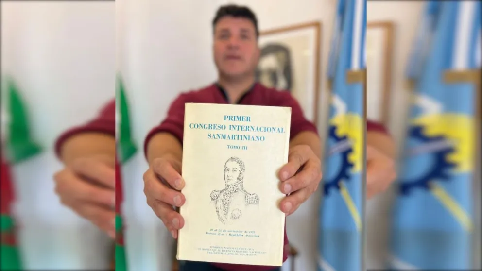 Donan libros históricos del General San Martín a una biblioteca popular de Puerto Madryn