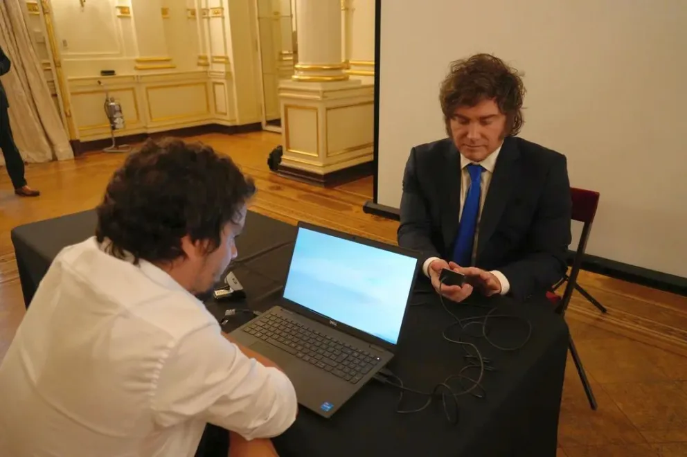 El Gobierno lanzó el nuevo DNI electrónico y cambios en el pasaporte: Milei fue el primero en tramitarlo