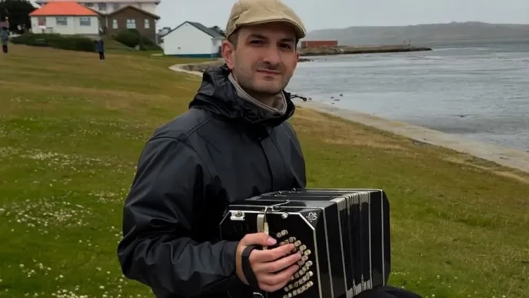 Un músico argentino tocó el Himno en Malvinas