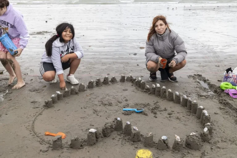 Familias transformaron la arena en arte: Se concretó el primer encuentro “Manos en la arena”