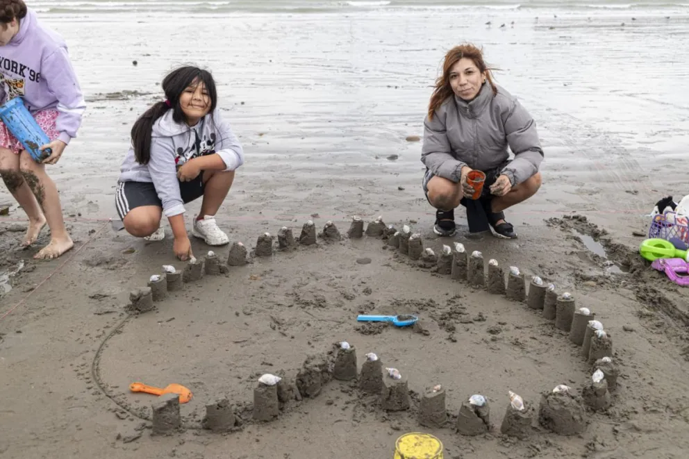 Familias transformaron la arena en arte: Se concretó el primer encuentro “Manos en la arena”