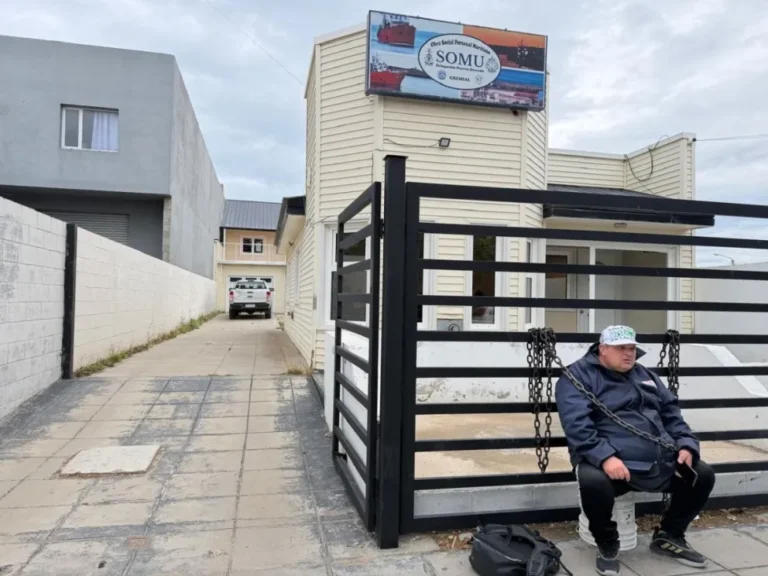 Marinero se encadena frente al SOMU Puerto Deseado y denuncia discriminación y maltrato de delegados sindicales