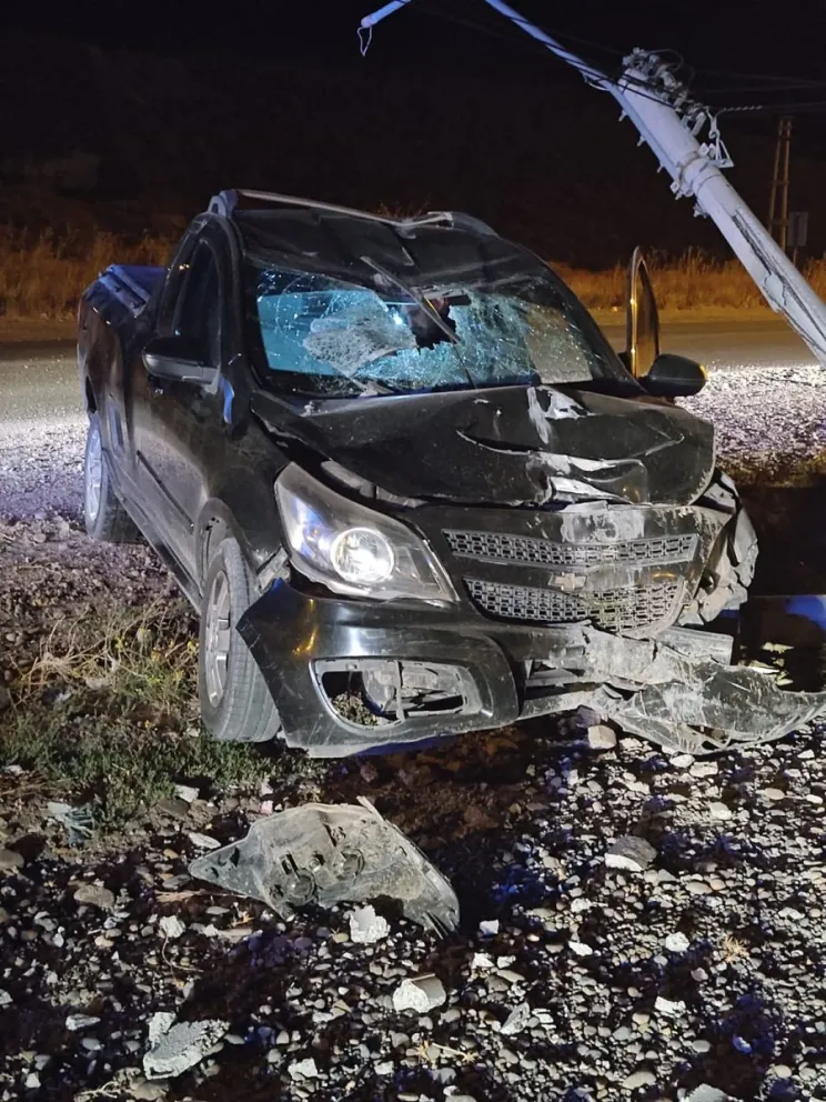 Conducía borracho y terminó contra una palma de alumbrado público