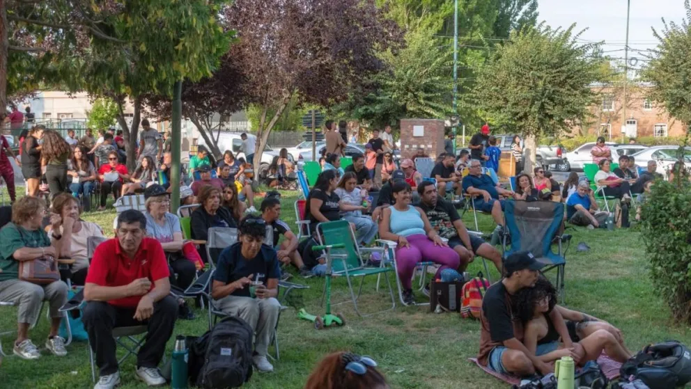Se realizó el primer encuentro de “Los domingos son en Gaiman” con gran convocatoria en la Plaza Central