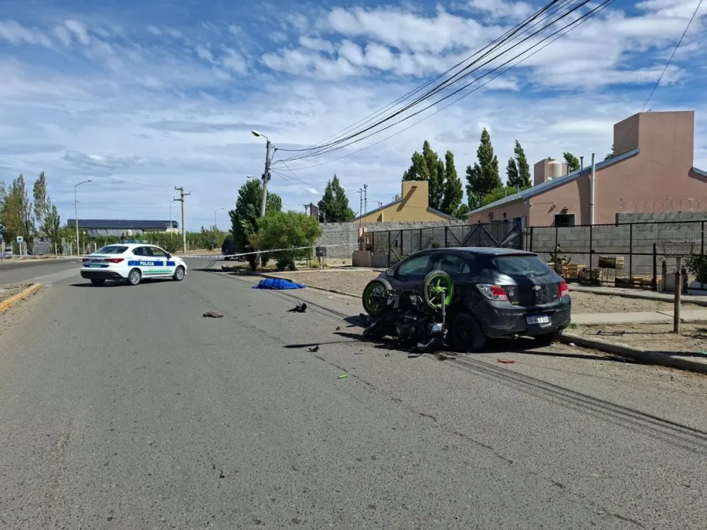 Murió el motociclista que chocó contra un auto estacionado en Km. 8
