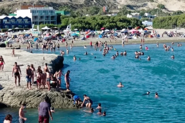 Un turista francés se arrojó de la restinga en Puerto Pirámides y fue hospitalizado