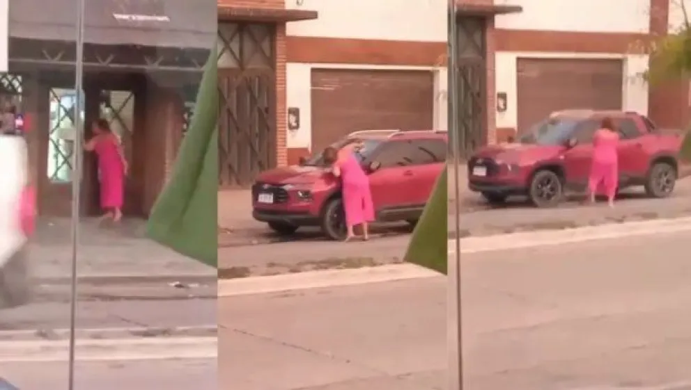 Una mujer destrozó el auto de expareja a martillazos