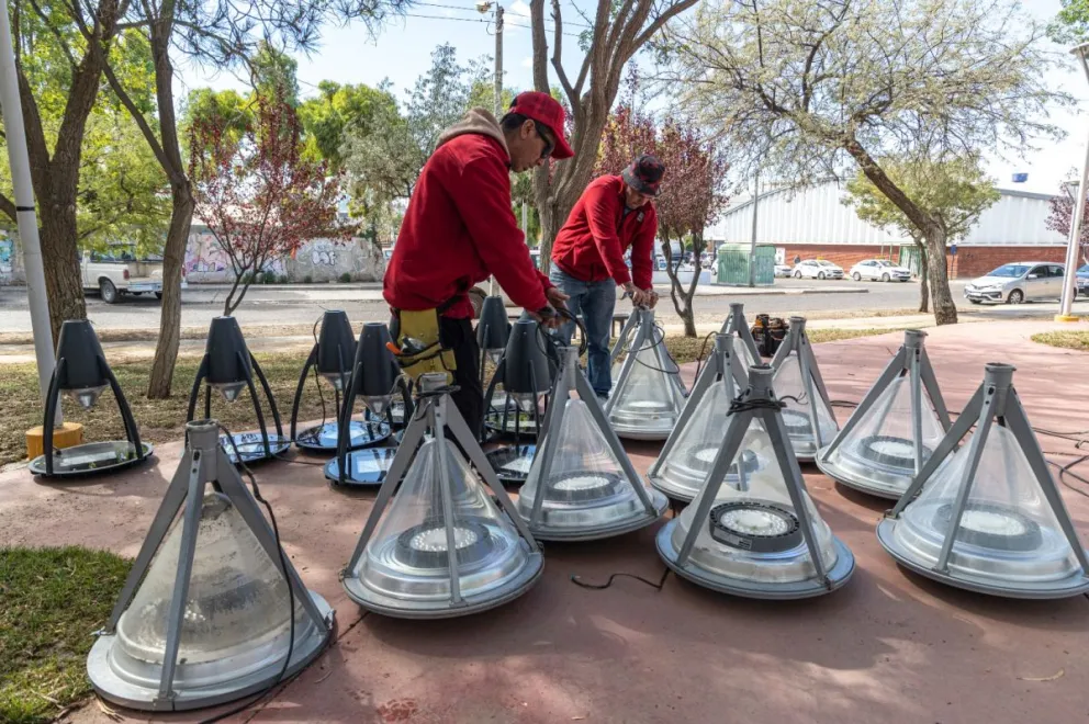 La Plaza Carlos Gardel se renueva: más seguridad con nuevas luminarias LED