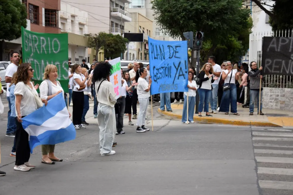 Representantes de vecinos afectados por el desplazamiento del Hermitte se manifestaron en el municipio