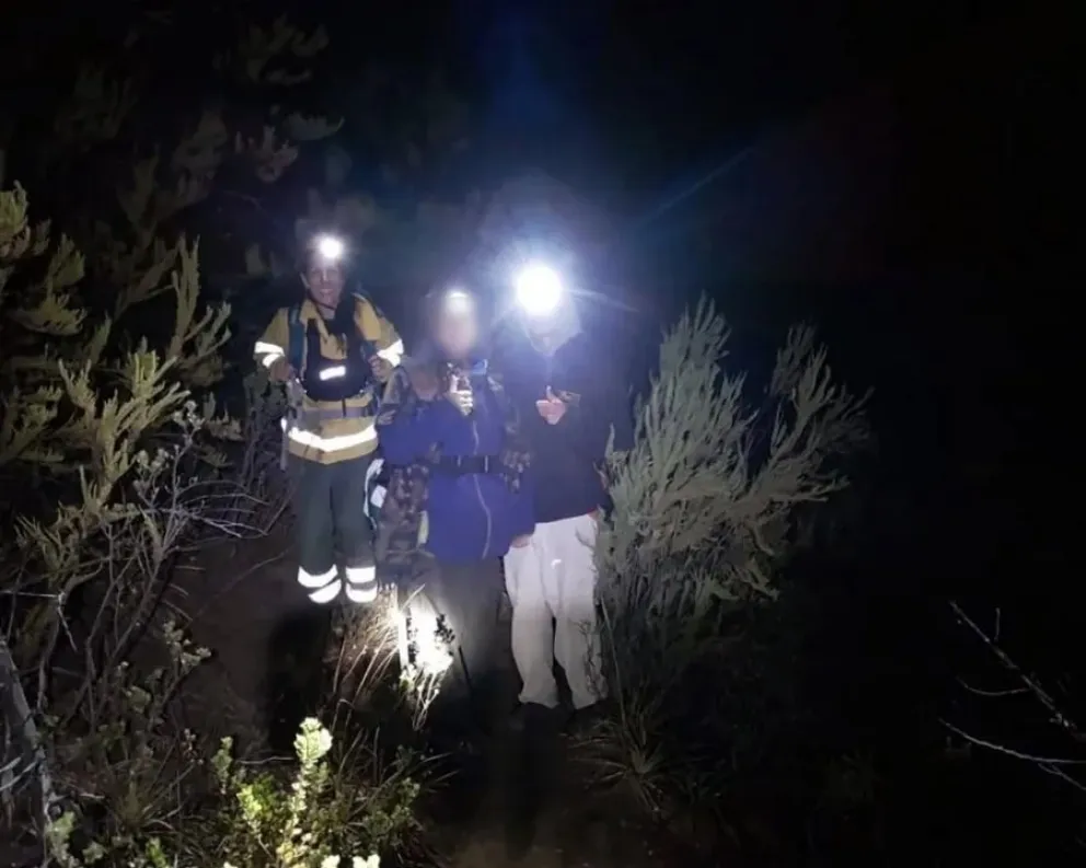 Rescataron de madrugada a dos turistas extraviados en Lago Puelo