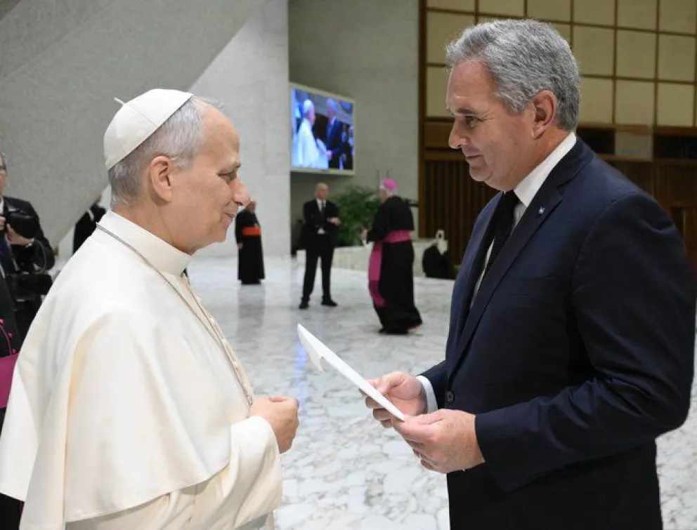 Milei extendió una invitación formal al Papa León XIV para visitar la Argentina