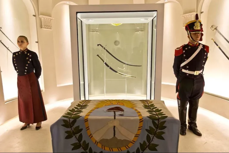 Renunció la directora del Museo Histórico Nacional ante el traslado del sable de San Martín