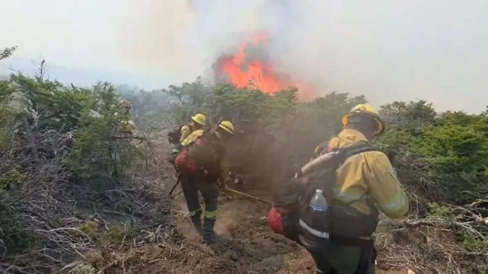 El fuego se desplaza hacia la Ruta 40 y refuerzan los controles