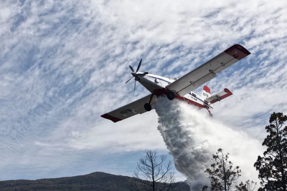 Despliegan siete aeronaves para combatir incendios en Los Alerces