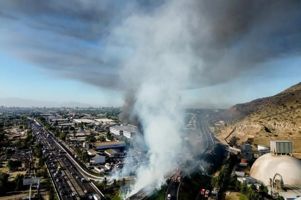 Cuatro muertos y al menos 17 heridos tras la explosión de un camión con gas en Santiago de Chile