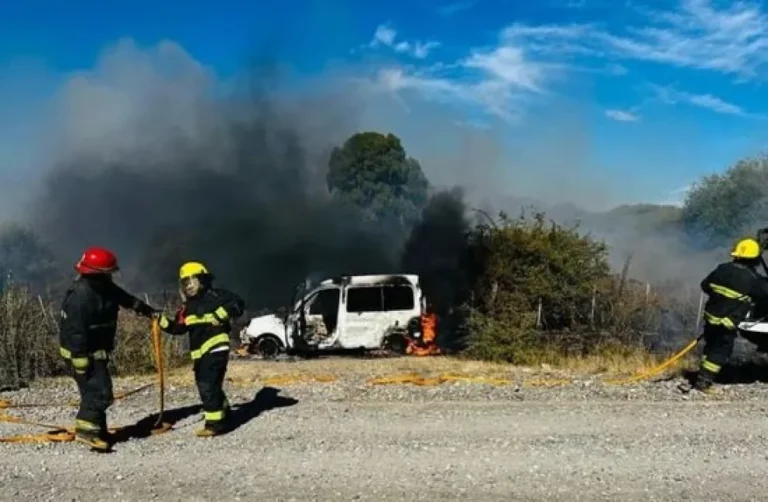 Incendio destruyó una camioneta en el sector de Paso Ancho