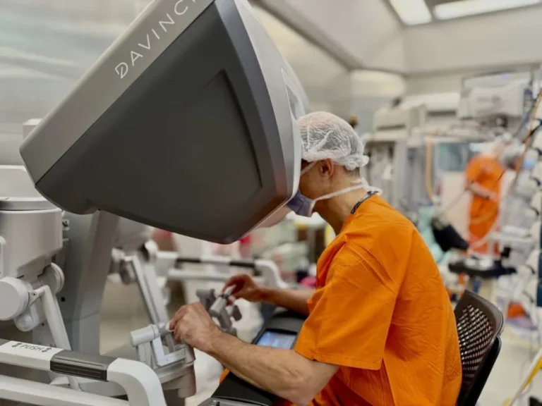 Innovación médica: la Fundación Favaloro realizó el primer bypass coronario asistido por robot del país