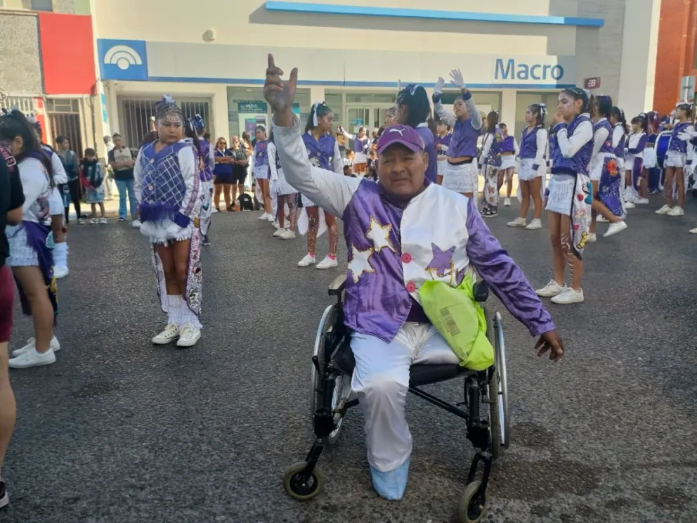 Inclusión sobre ruedas: Miguel Zárate y su mensaje de convivencia en los Carnavales de Comodoro