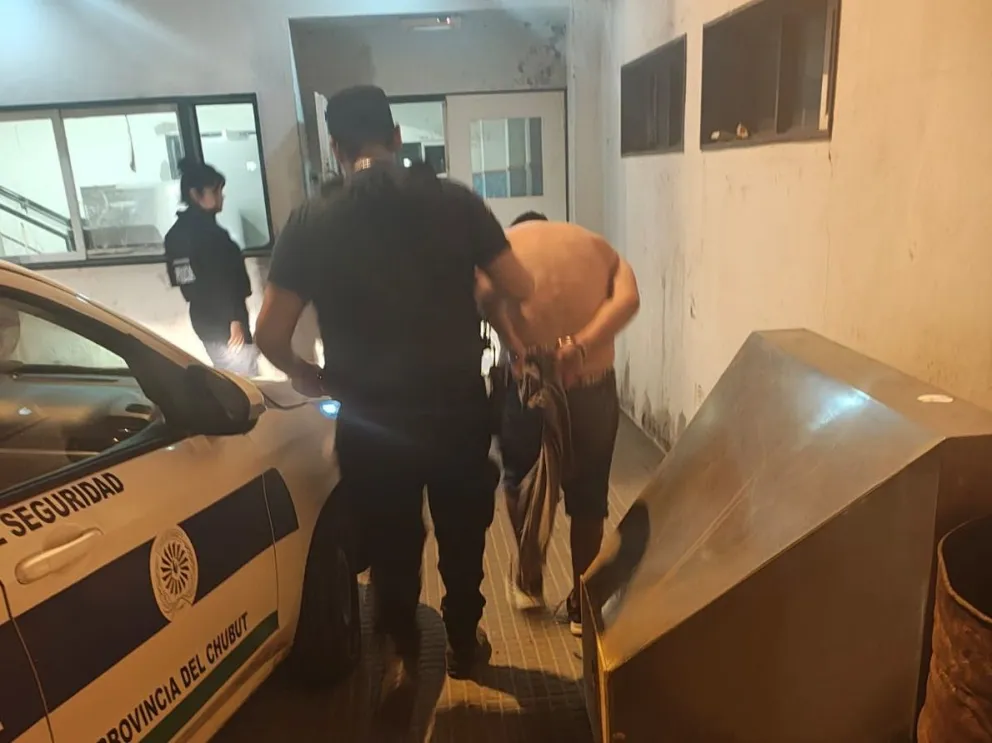 Estaba en el baño de una vivienda y lo detuvieron por violación de domicilio