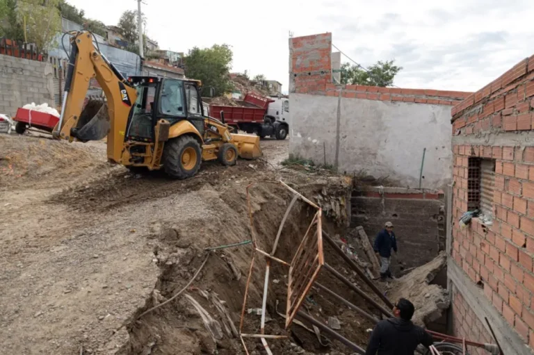 Desmoronamiento en La Floresta: un paredón cayó sobre una vivienda