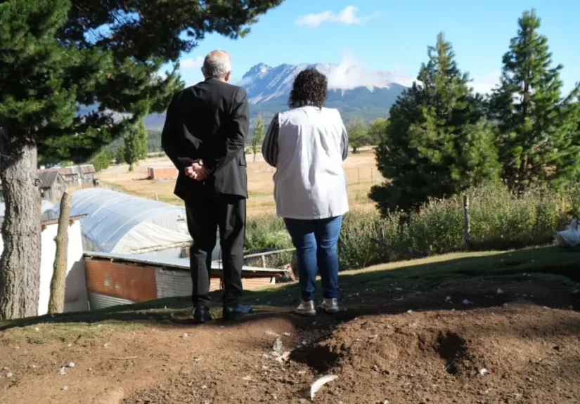 El ministro de Educación recorrió la Meseta supervisando el estado de las escuelas para garantizar el inicio de clases en parajes y comunas
