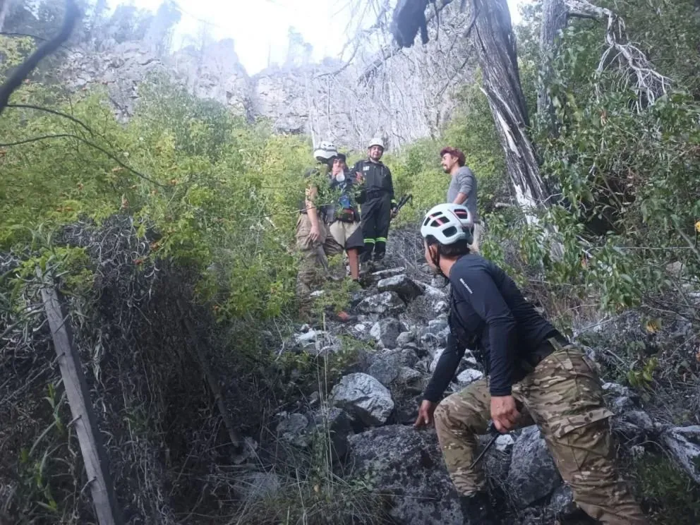 El Bolsón: rescataron a un joven tras pasar la noche varado en el cerro Serrucho