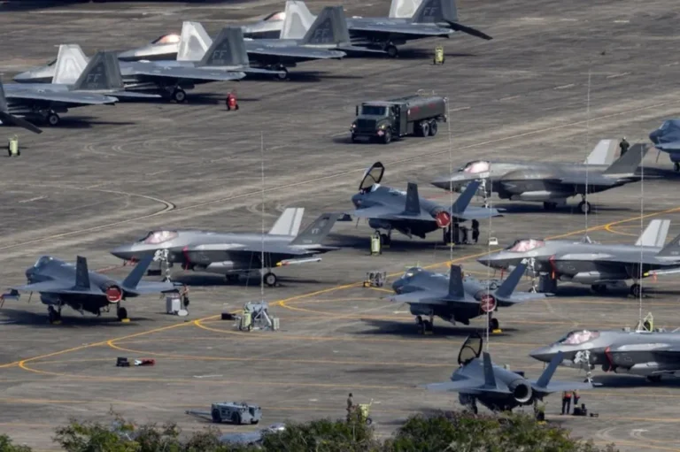 Estados Unidos despliega por primera vez cazas F-22 en Israel