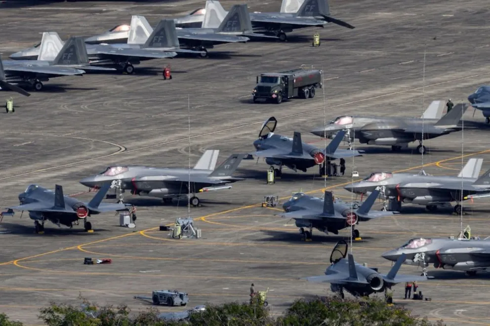 Estados Unidos despliega por primera vez cazas F-22 en Israel