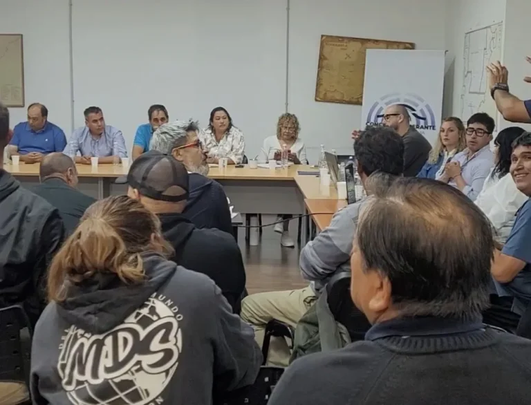 Vecinos afectados por el deslizamiento del Cerro Hermitte tuvieron un encuentro amplio en busca de soluciones