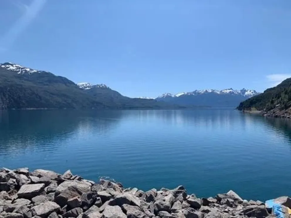 Restringen la navegación en el Embalse Amutui Quimey por incendio