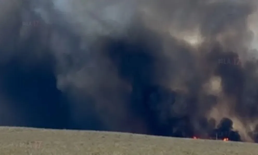 Tres dotaciones combaten un incendio de campo en la zona de Bajo Simpson