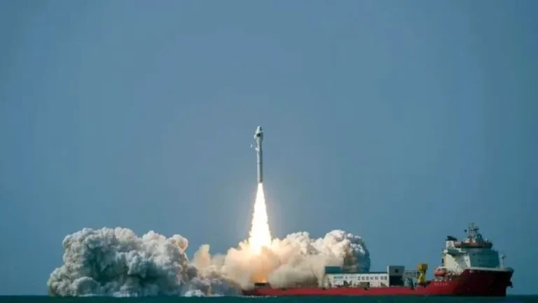 El cohete comercial SD-3 de China lanzó 7 satélites desde el mar