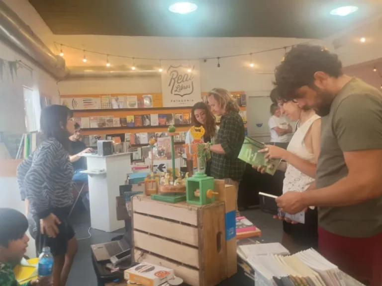 Continúa la Feria del Libro más Objetos Poéticos en Rada Tilly