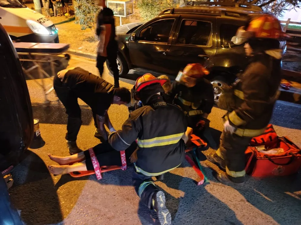 Chocó con un auto estacionado, volcó y terminó en el hospital